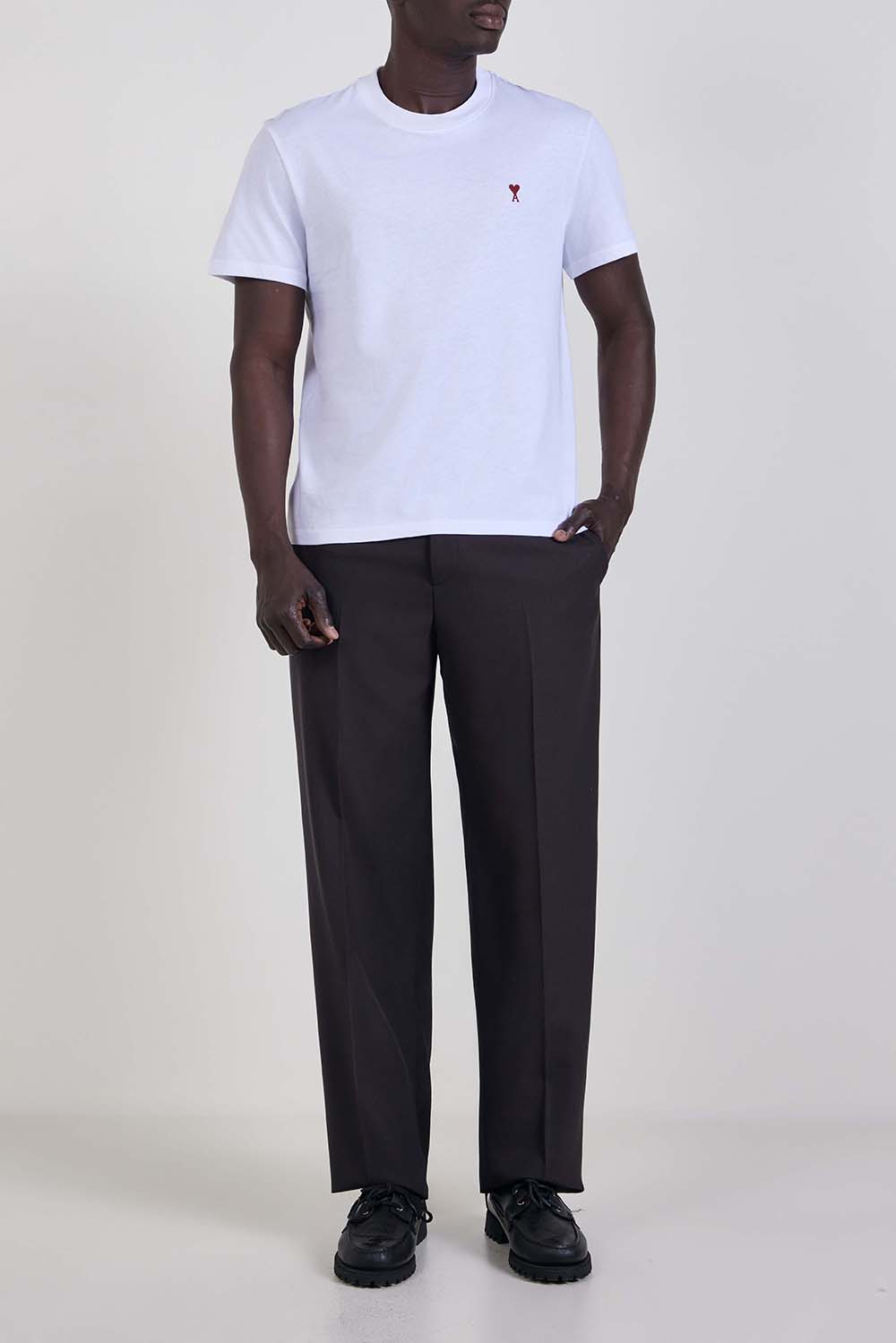 תמונת כל הלוק של חולצת טי